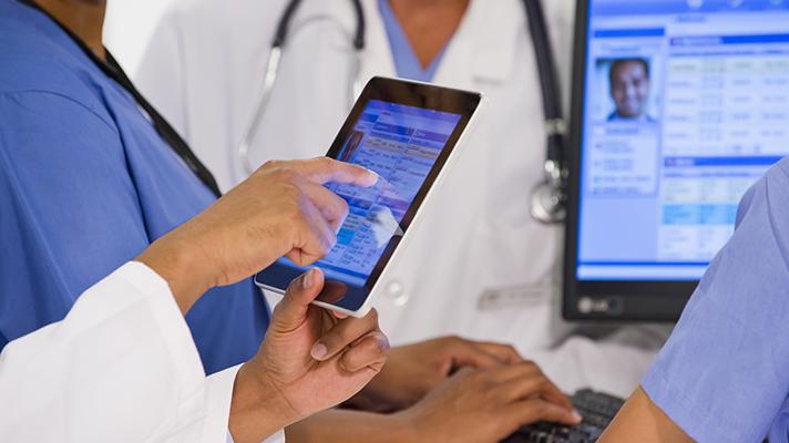 Doctors compare notes on EHR to make clinical decisions with EHR and analytics