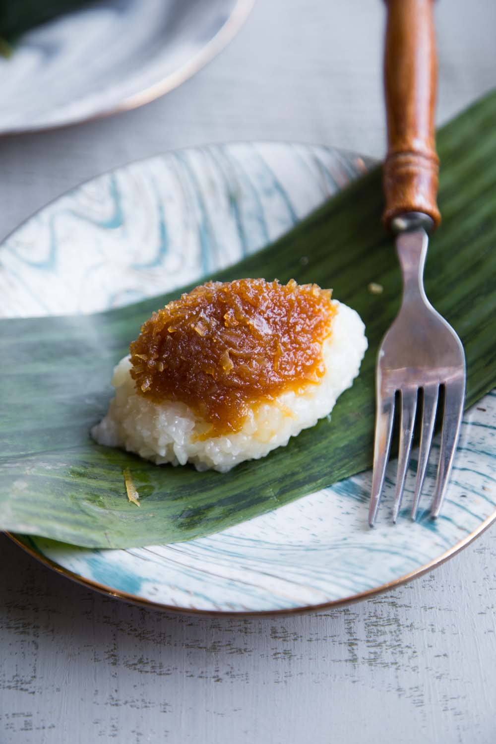 Nyonya Pulut Inti (Glutinous Rice With Sweet Coconut Topping)